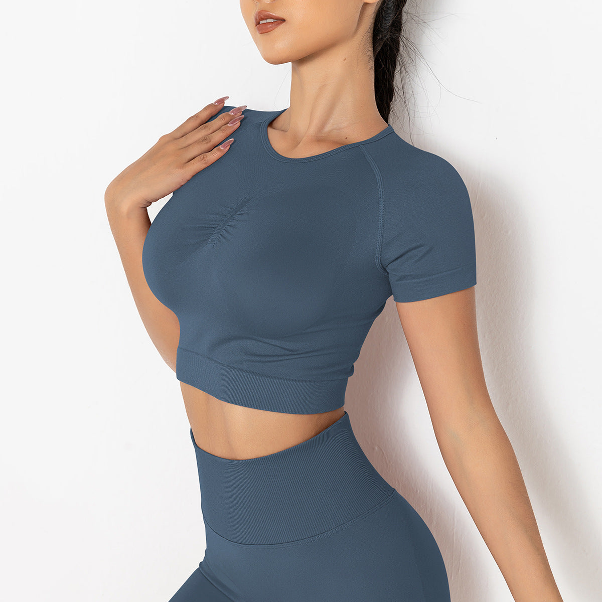 Seamless Short-Sleeve Yoga Top for Style & Performance - NEOFORMA APPAREL